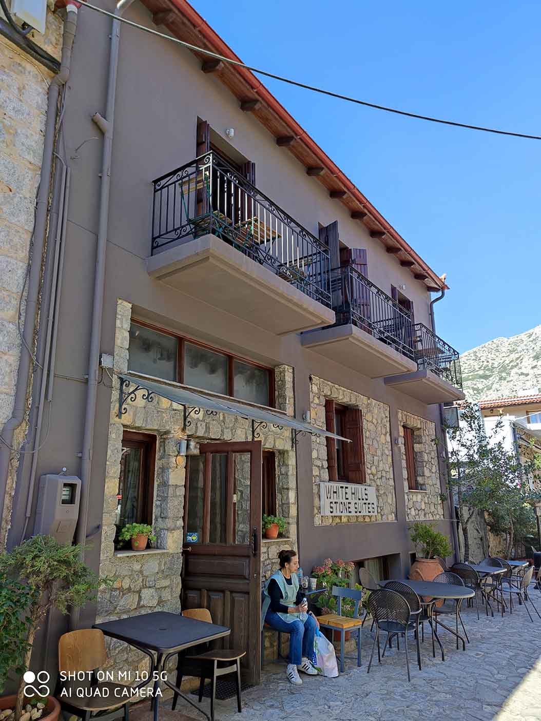 WHITE HILLS-STONE SUITES